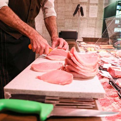 Hauptfiliale Remseck-Aldingen an der Fleischtheke mit Inhaber Hr. Theurer beim Kotelett schneiden