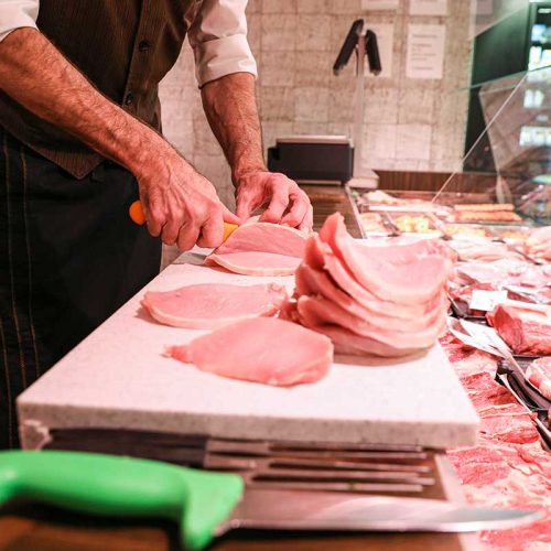 Hauptfiliale Remseck-Aldingen an der Fleischtheke mit Inhaber Hr. Theurer beim Kotelett schneiden