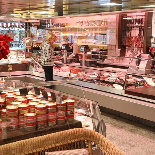 Innenansicht Hauptfiliale Remseck-Aldingen, zum Laden „raus” gen Straße, Verkaufssituation mit Kundin