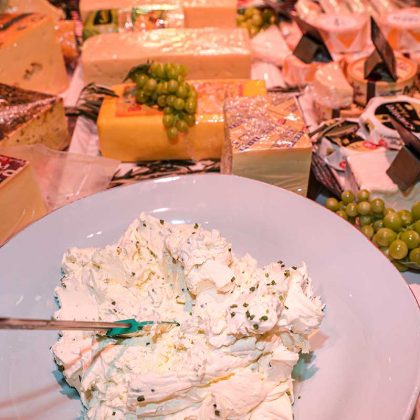 Käsetheke mit Frischkäse