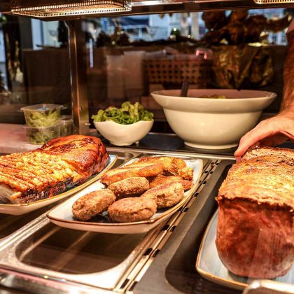 „Warmhaltetheke” mit Schweinebauch, Fleischkäse, Frikadellen und Salat