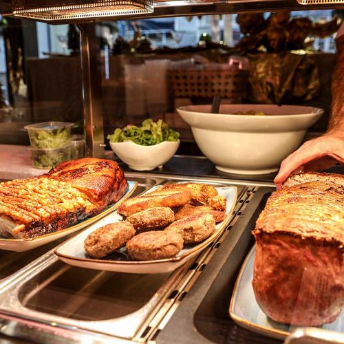 „Warmhaltetheke” mit Schweinebauch, Fleischkäse, Frikadellen und Salat