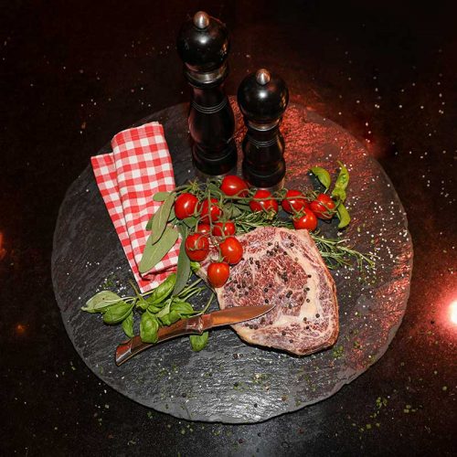 Rindersteak auf Schiefertafel