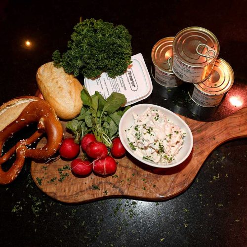 Offener und geschlossener Fleischsalat mit Wurstdosen, Brezel und Vesperweckle