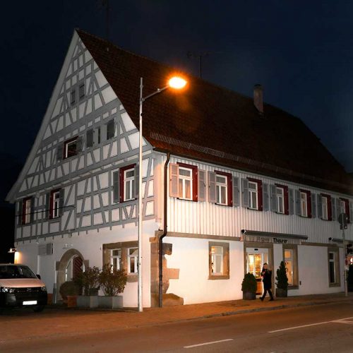 Nebenfiliale in Asperg, von außen bei Nacht fotografiert